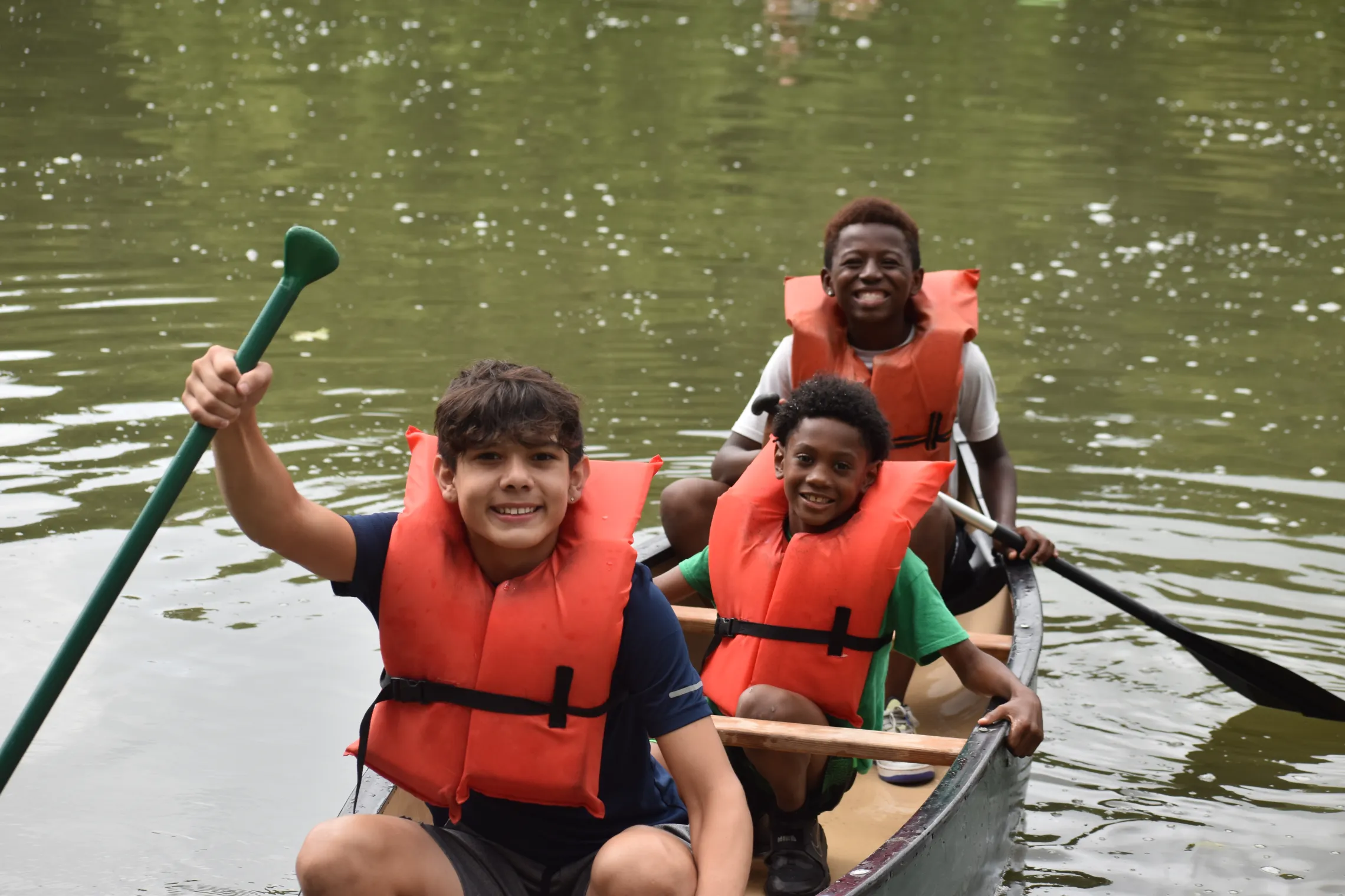 3 kids canoeing